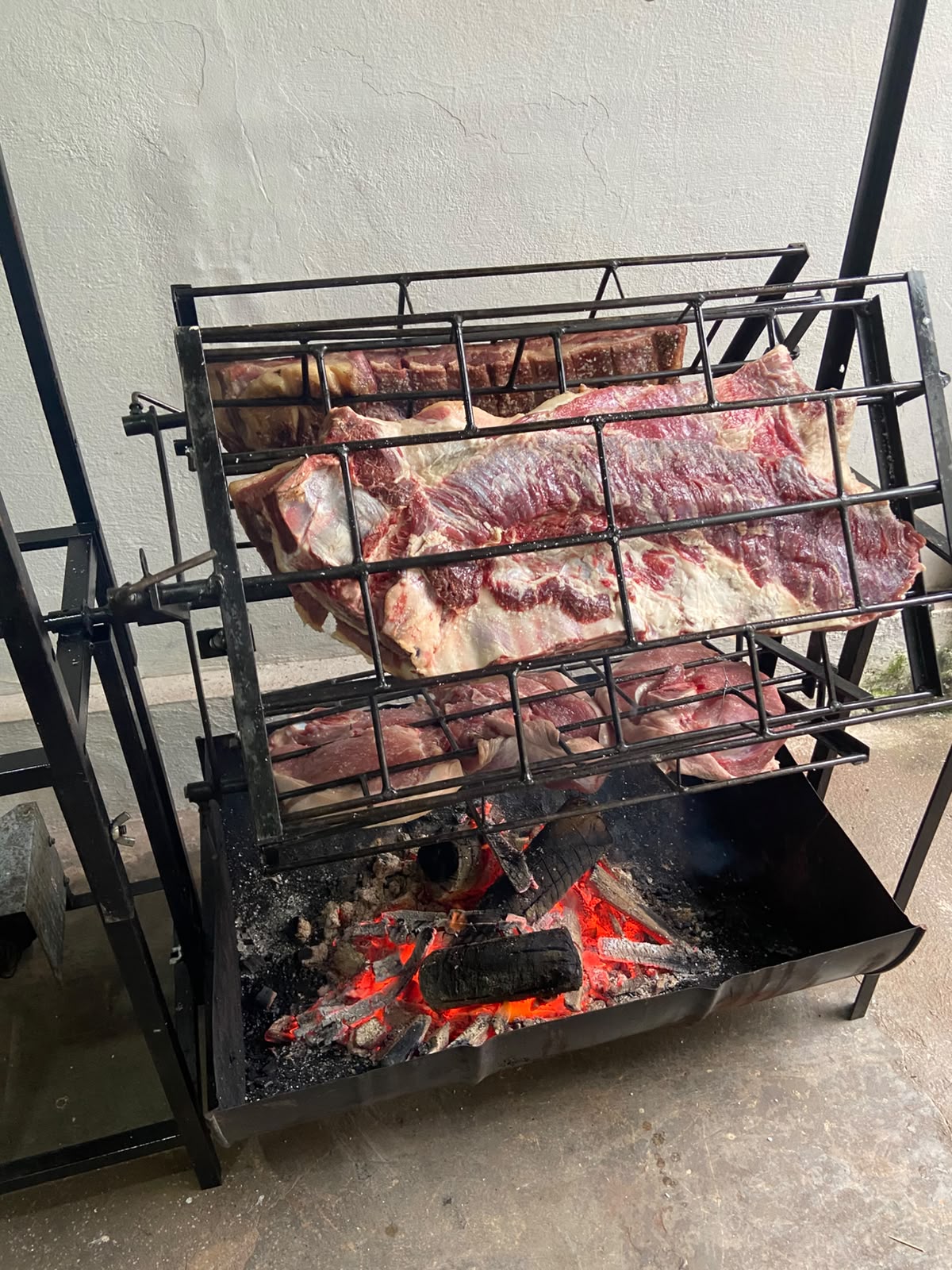 Costelas selecionadas na grelha