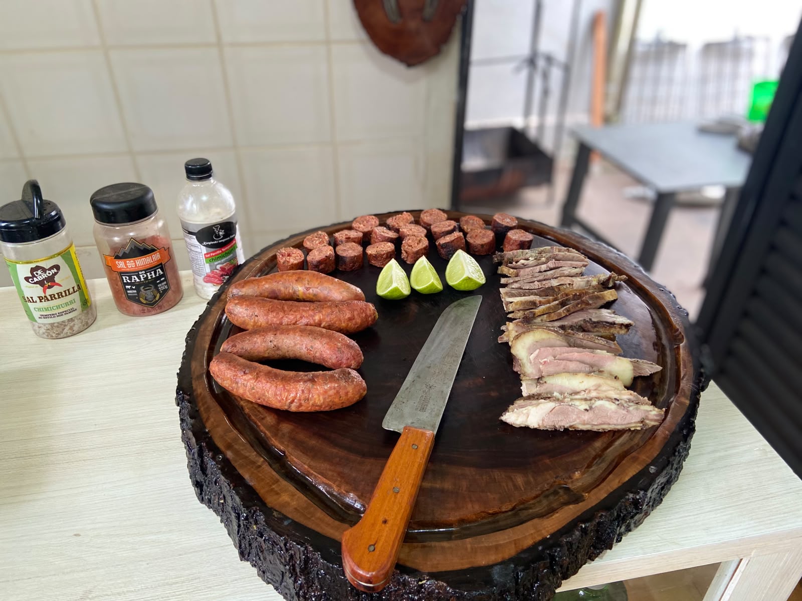 Tábua com linguiça artesanal e temperos